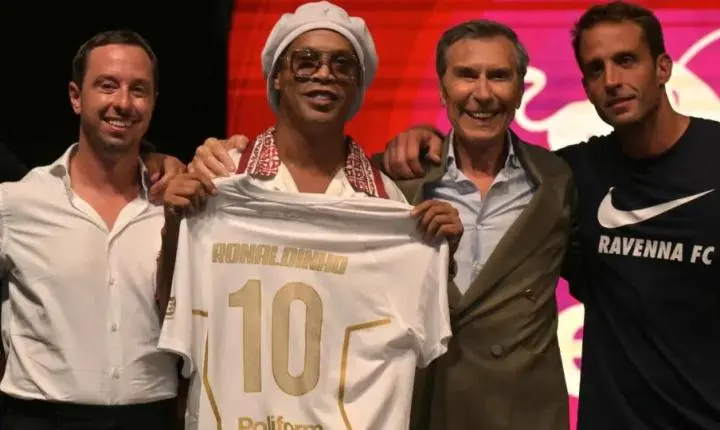 Aos 46 anos, Ronaldinho Gaúcho sai da aposentadoria em busca do seu 300º gol