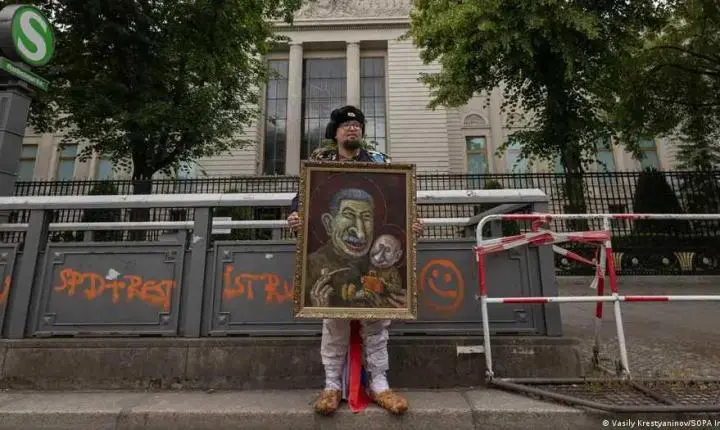Artista crítico a Putin é morto à queima-roupa na Polônia
