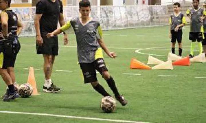 Associação Desportiva para Deficientes realiza treinos de atletismo e jogo de futebol no Clube Esperia