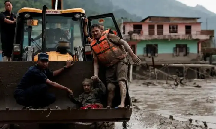 Avalanche deixa centenas de turistas desaparecidos no Nepal