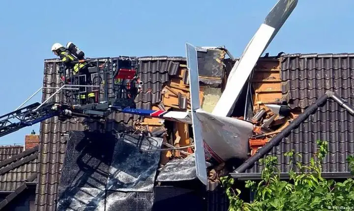 Avião despenca sobre casa de família no norte da Alemanha