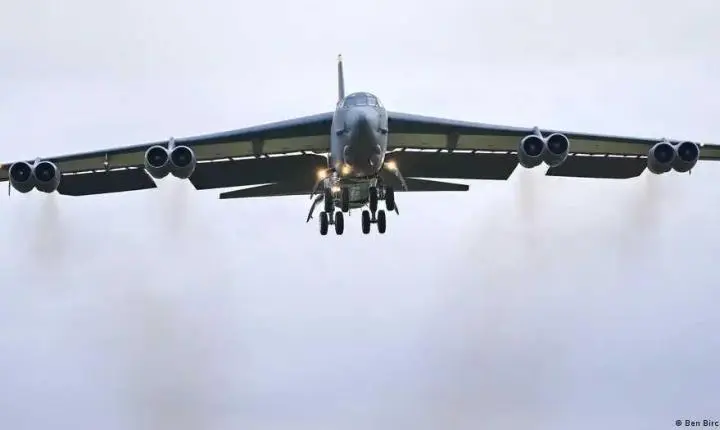 Bombardeiro B-52 cai em solo americano logo após decolar