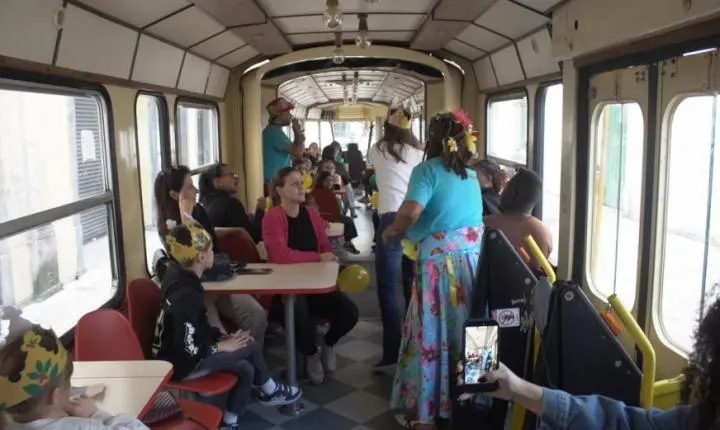 Bonde de Férias oferece diversão e passeio histórico para crianças em Santos