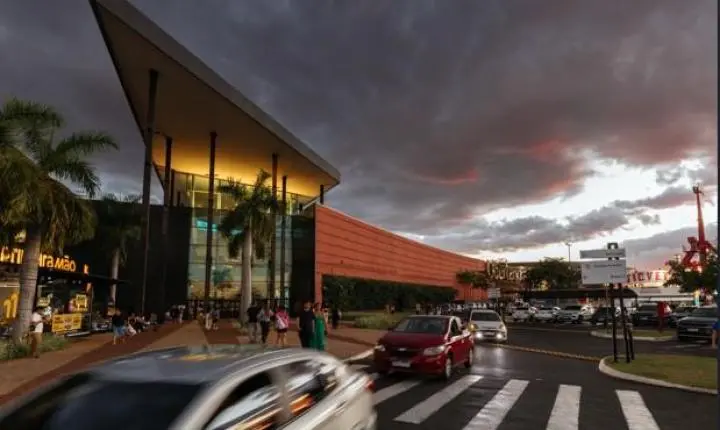 Brasil avança na Copa e Uberlândia Shopping terá funcionamento especial neste domingo