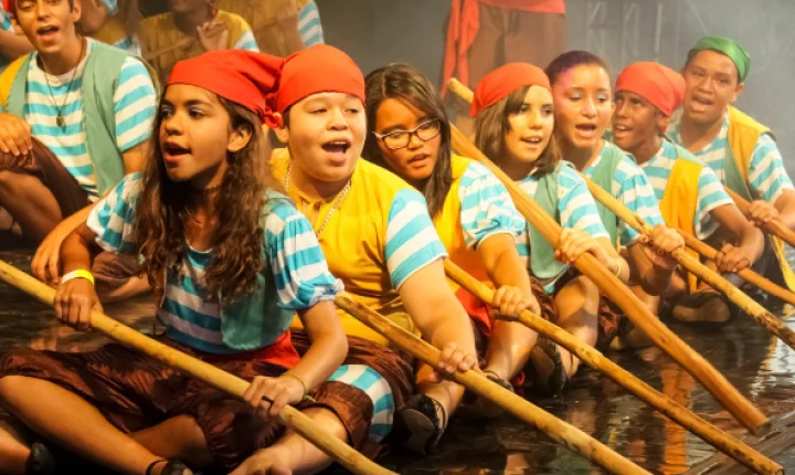 Brincar é coisa séria: há 30 anos, EMCANTAR faz da infância o centro de sua arte