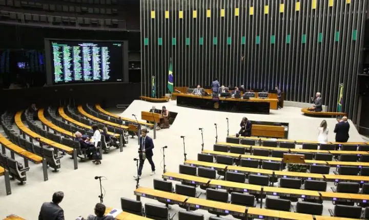 Câmara aprova MP que torna obrigatória a aprovação em exame para exercer a medicina; acompanhe