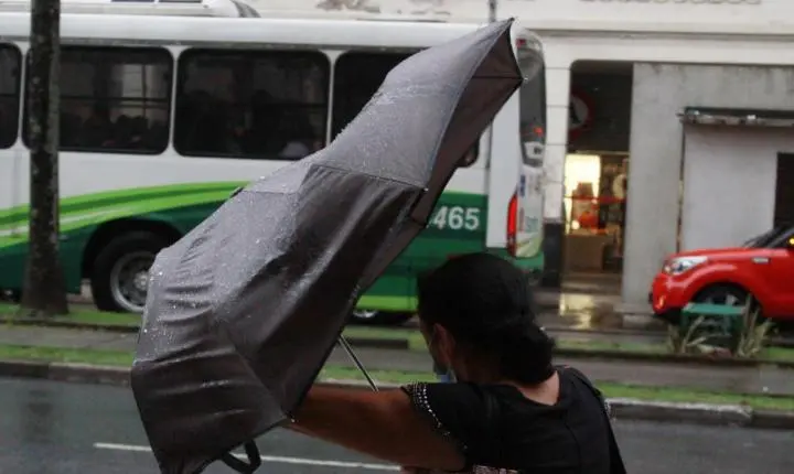 Chuva no período da tarde complica a vida dos eleitores 