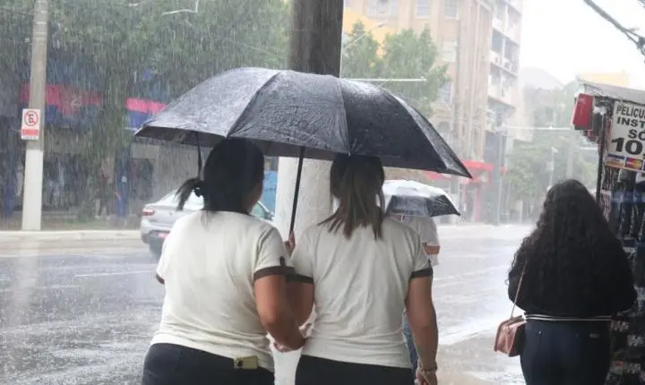 Chuva, ventos e maré elevada marcam fim de semana em Santos