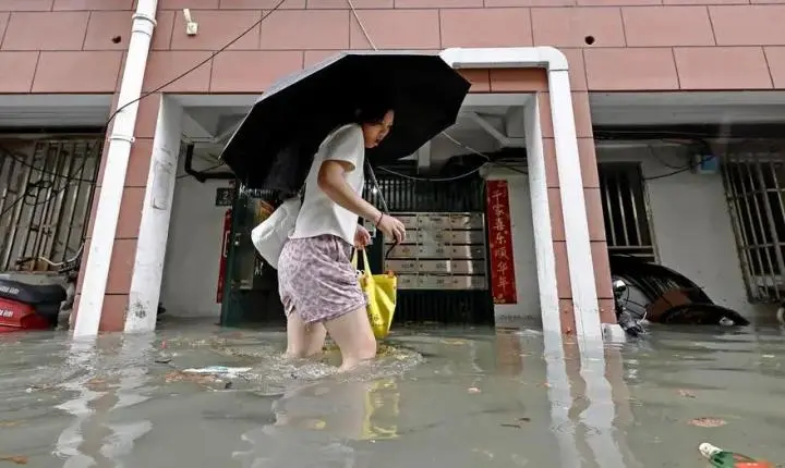 Ciclone provoca inundações e caos aéreo na China