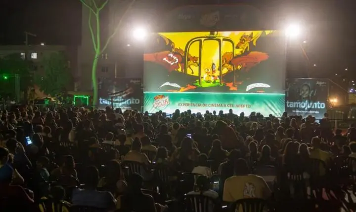 Cine Família na Praça reuniu diferentes gerações em Uberlândia