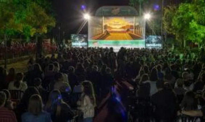 Cine Família na Praça volta a Monte Alegre de Minas com sessão gratuita ao ar livre