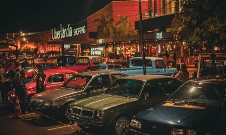 Clássicos sobre rodas movimentam noite de quinta-feira no Uberlândia Shopping