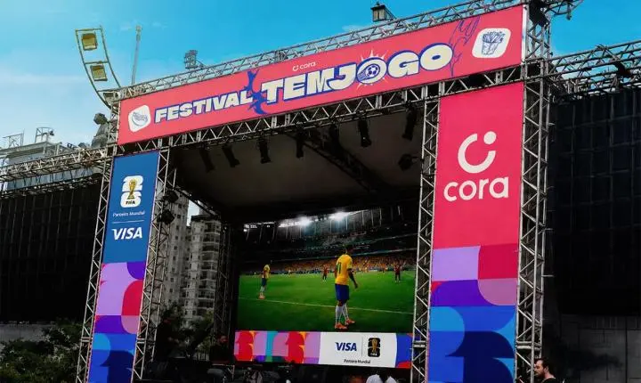Cora e Visa promovem festival aberto ao público para assistir aos jogos do Brasil no Largo da Batata