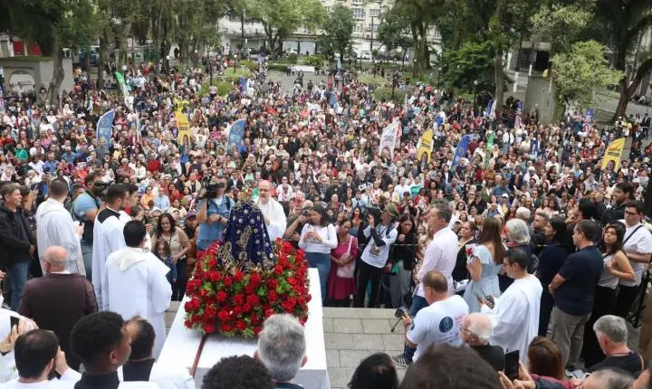 Dia de Nossa Senhora do Monte Serrat reúne milhares de fiéis em missa e procissão em Santos 