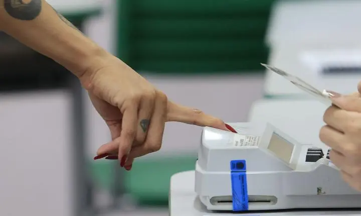 Eleitores vão cedo aos locais de votação no Rio, mesmo com chuva