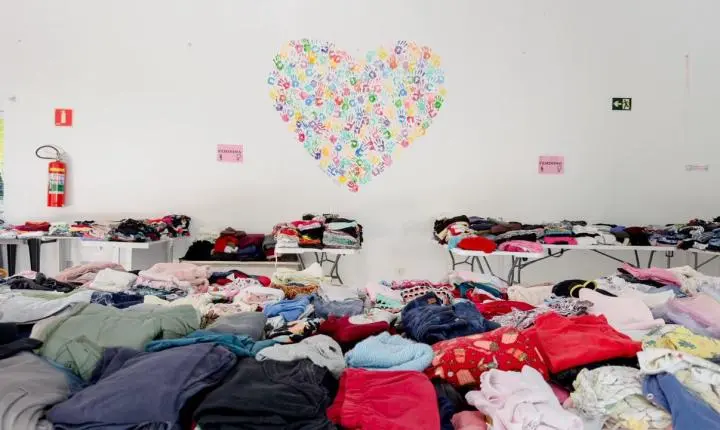 Em São Bernardo, Fundo Social cria 'Cabide Solidário Itinerante' e leva bazar gratuito de roupas à comunidade no Pós-Balsa
