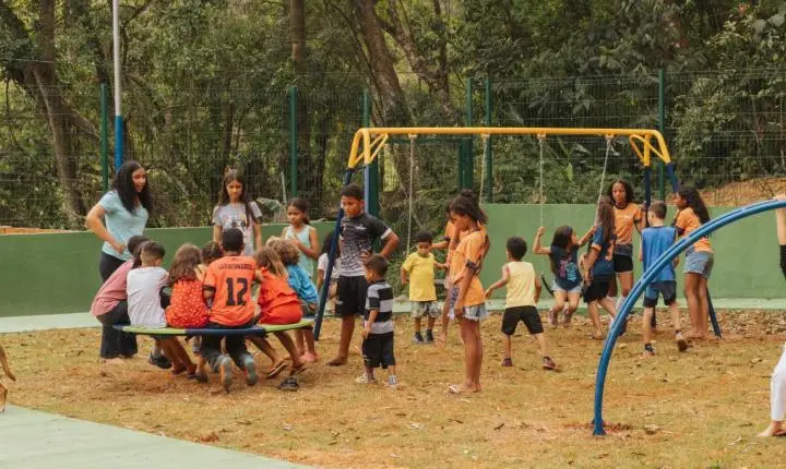 Em São Bernardo, Vila Jurubeba ganha praça-parque com campo de grama sintética, playground e pista de caminhada