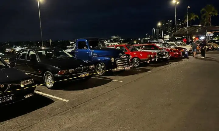 Encontro de carros antigos reúne modelos clássicos e diferentes gerações no Uberlândia Shopping