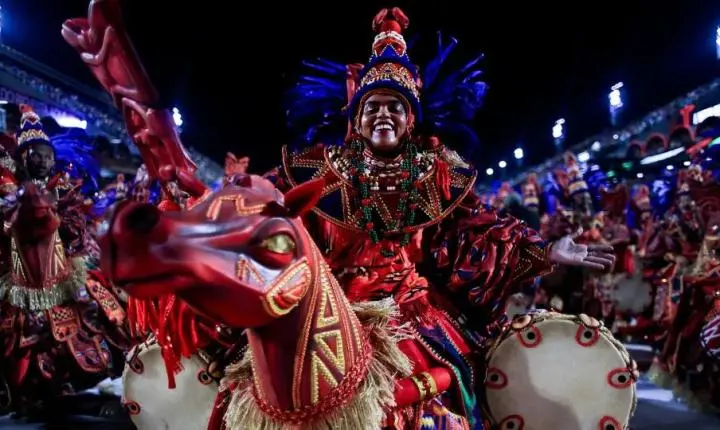 Escolas do Grupo Especial começam a escolher sambas-enredo 