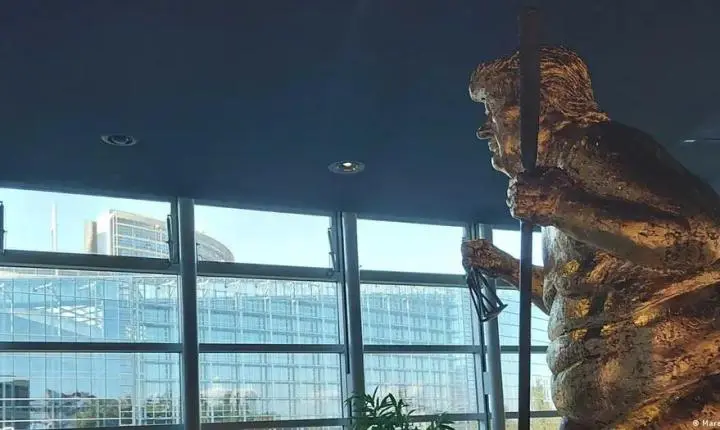 Estátua de Trump nu é exibida no Parlamento Europeu 