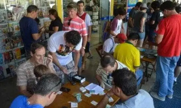 Figurinhas falsas da Copa são vendidas no metrô e em sites