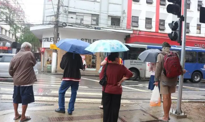 Frente fria traz chuva e rajadas de vento de até 75 km/h a Santos