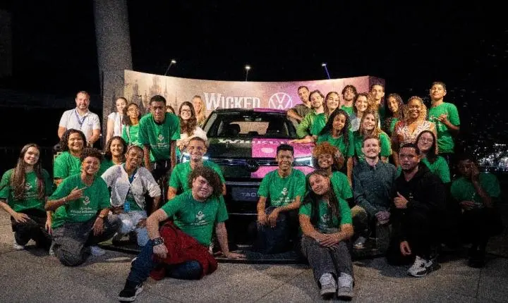 Fundação Grupo Volkswagen leva jovens para vivenciar experiência educativa e cultural no musical Wicked 