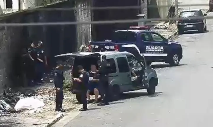 Guarda Municipal flagra descarte de entulho em bairro de Santos e aplica multa de R$ 10 mil