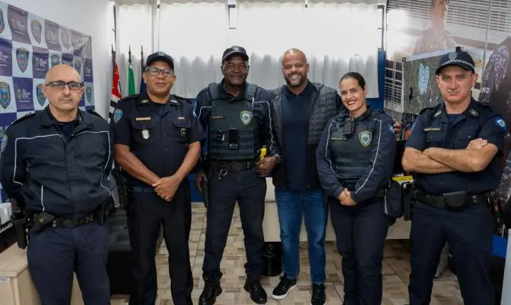 Guardas Civis Municipais recebem homenagem após auxiliarem em salvamento de idosa