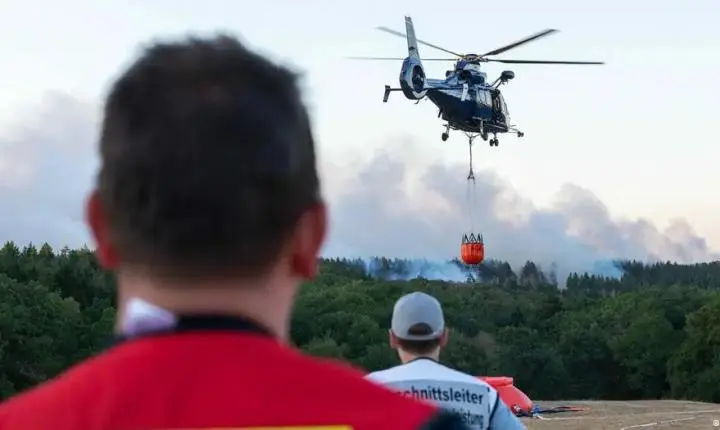 Incêndio florestal provoca evacuação de centenas de alemães 