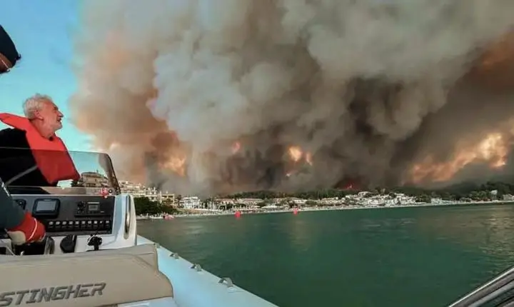 Incêndios deixam mortos na Grécia e se alastram pela Europa