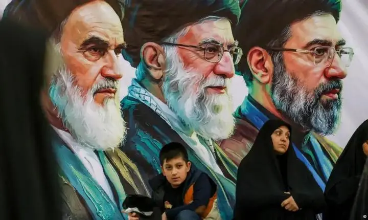 Irã inicia nova era política após sepultamento de Khamenei