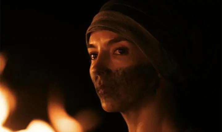 Jodie Comer mostra a força feminina de Irmã Brigid em A Morte de Robin Hood