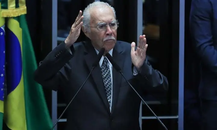 José Sarney é internado em UTI após procedimento abdominal