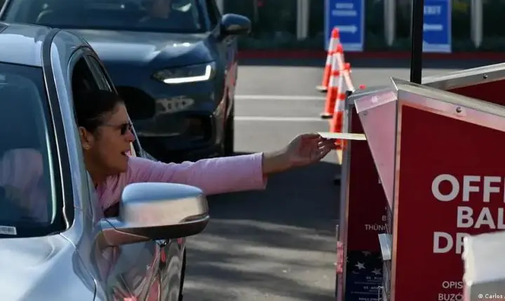 Juíza volta a travar ordem de Trump que limita voto postal 