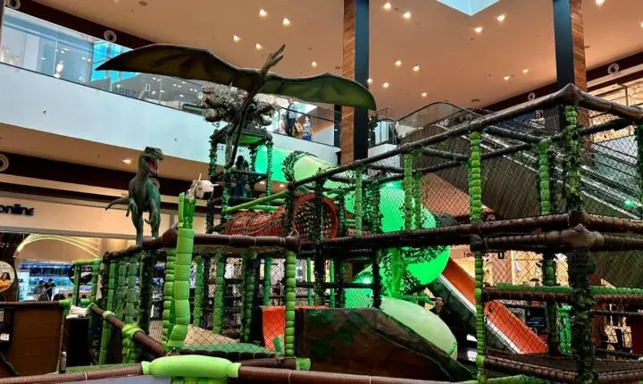 Jurassic Kids transforma Uberlândia Shopping em uma grande aventura pré-histórica nas férias escolares