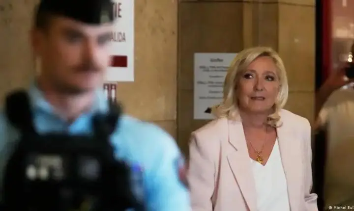 Justiça condena Le Pen, mas deixa janela para candidatura