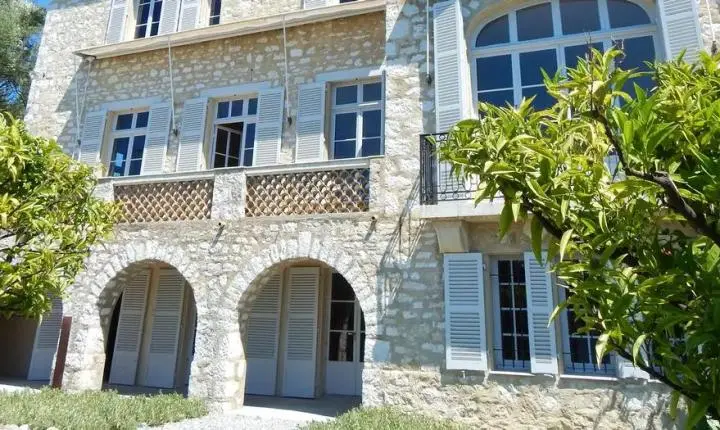 Ladrões levam obras de Renoir de museu no sul da França 