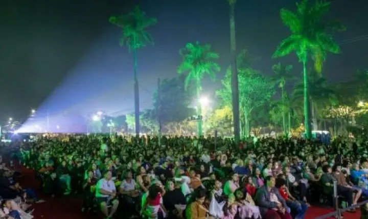 Mais de 1.500 pessoas participam do Cine Família na Praça em Uberaba