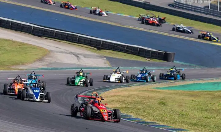 Marcel Fachini conquista duas vitórias e domina a 6ª etapa da Fórmula 1600 em Interlagos