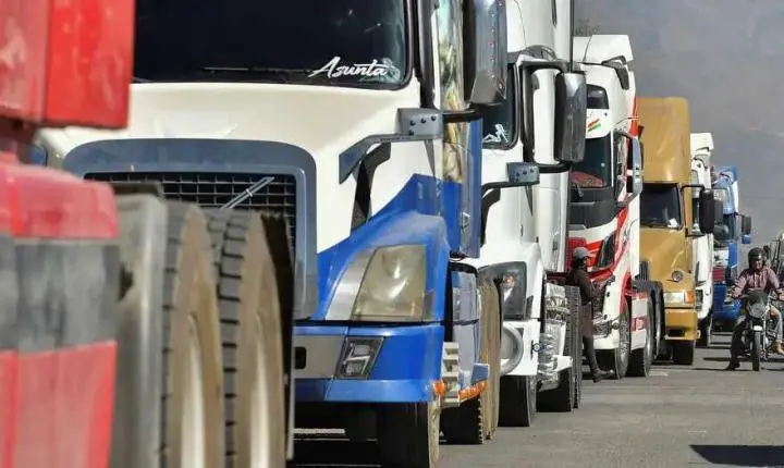 Milhares de caminhões estão parados nas estradas da Bolívia