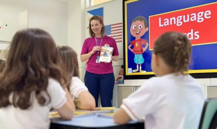 Natal supera média nacional em inglês e amplia aposta no ensino bilíngue desde a infância