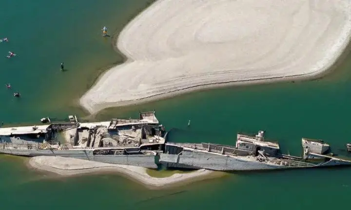 Navio naufragado na 2º Guerra aparece em seca do rio Danúbio Elizabeth Schumacher