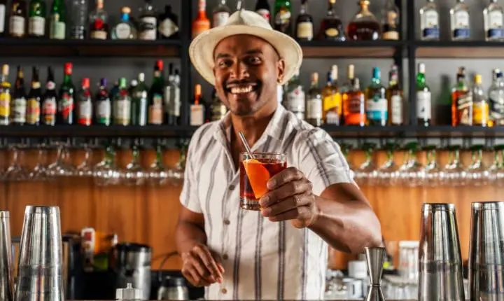 Negroni reúne três ingredientes e uma história centenária nos balcões
