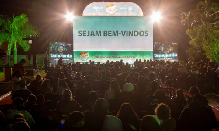 Noite de cinema a céu aberto marca abertura do Cine Família na Praça em Araguari