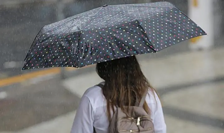 Nova frente fria traz previsão de chuva forte para Santos