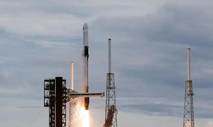 Nova tripulação faz a viagem mais rápida dos EUA à ISS