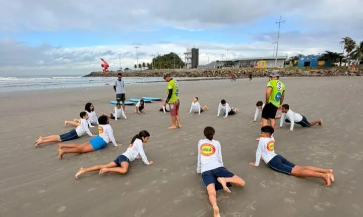 Novo campeonato em Santos reúne escolas de surfe