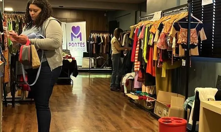 Outlet Pontes de Amor e 3T Showroom transforma compras em apoio a projetos de adoção