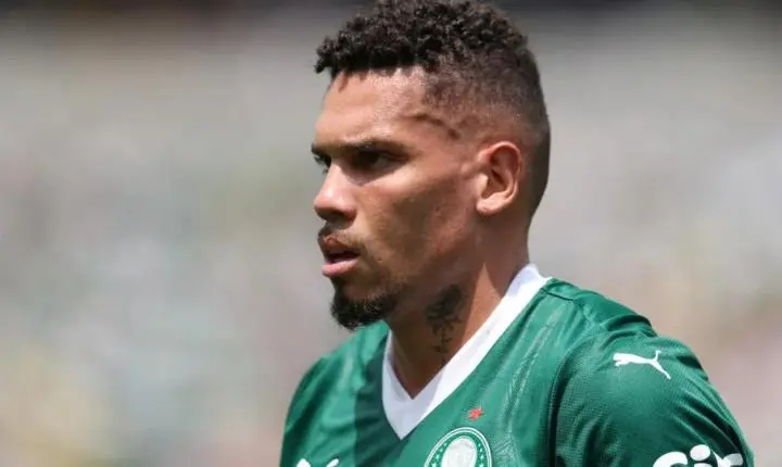 Paulinho tem lesão no tornozelo e volta a ser desfalque no Palmeiras